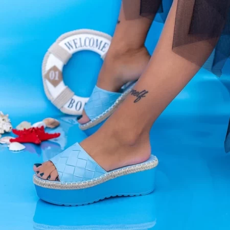 Hausschuhe auf der blauen KMD5 -Plattform Mei