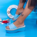 Hausschuhe auf der blauen KMD5 -Plattform Mei