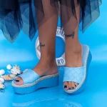 Hausschuhe auf der blauen KMD5 -Plattform Mei