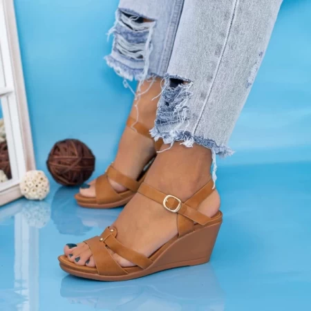 Sandalen auf der Plattform GH1928 Hellbraun Mei