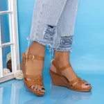 Sandalen auf der Plattform GH1928 Hellbraun Mei