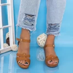 Sandalen auf der Plattform GH1928 Hellbraun Mei