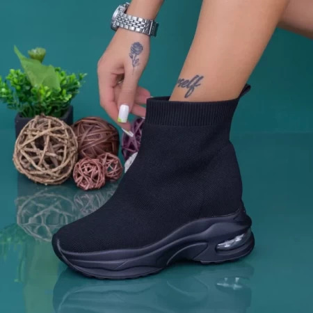 Sportschuhe auf der schwarzen Plattform MX302 Mei