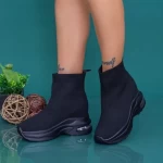 Sportschuhe auf der schwarzen Plattform MX302 Mei