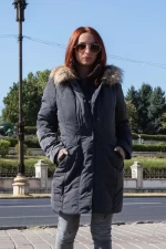 Frauenjacke mit Motorhaube, aus natürlicher Fell DM8838-C Grey | Macleria